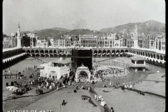 Kaaba-🕋-in-the-centre-and-the-white-building-on-the-left-side-in-the-foreground-of-Kaaba-is-Zamzam-well